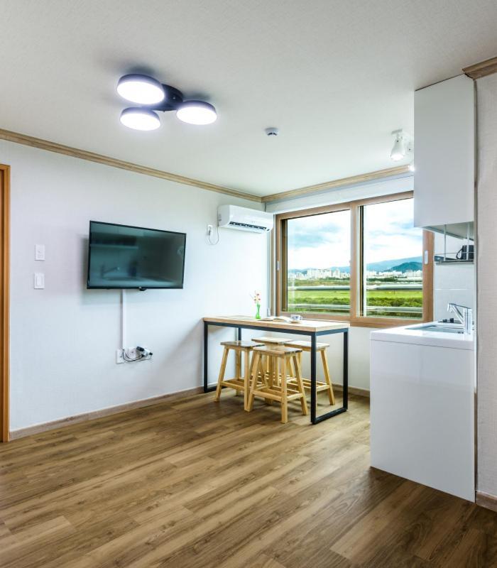 Romance Jeju Pension Екстериор снимка