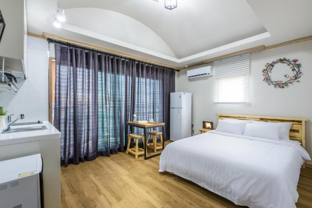 Romance Jeju Pension Екстериор снимка