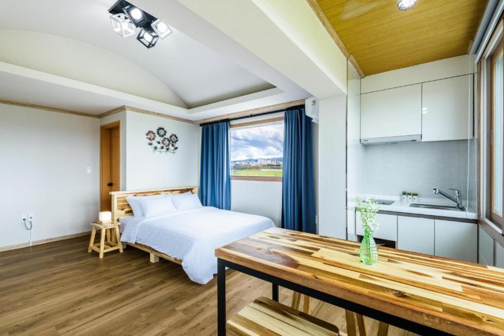 Romance Jeju Pension Екстериор снимка