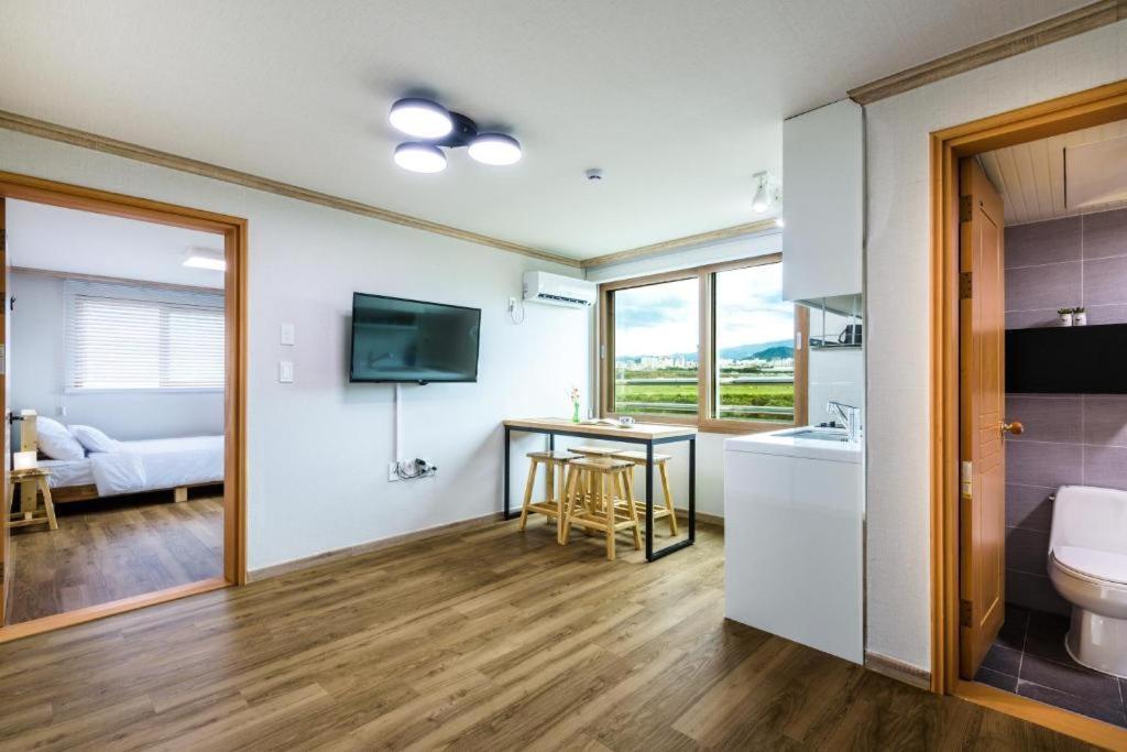 Romance Jeju Pension Екстериор снимка