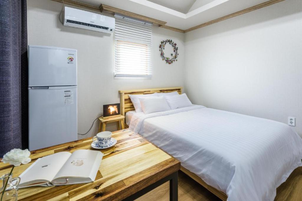 Romance Jeju Pension Екстериор снимка