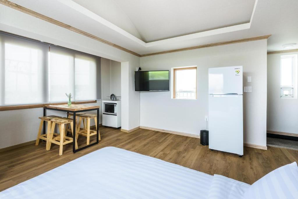 Romance Jeju Pension Екстериор снимка