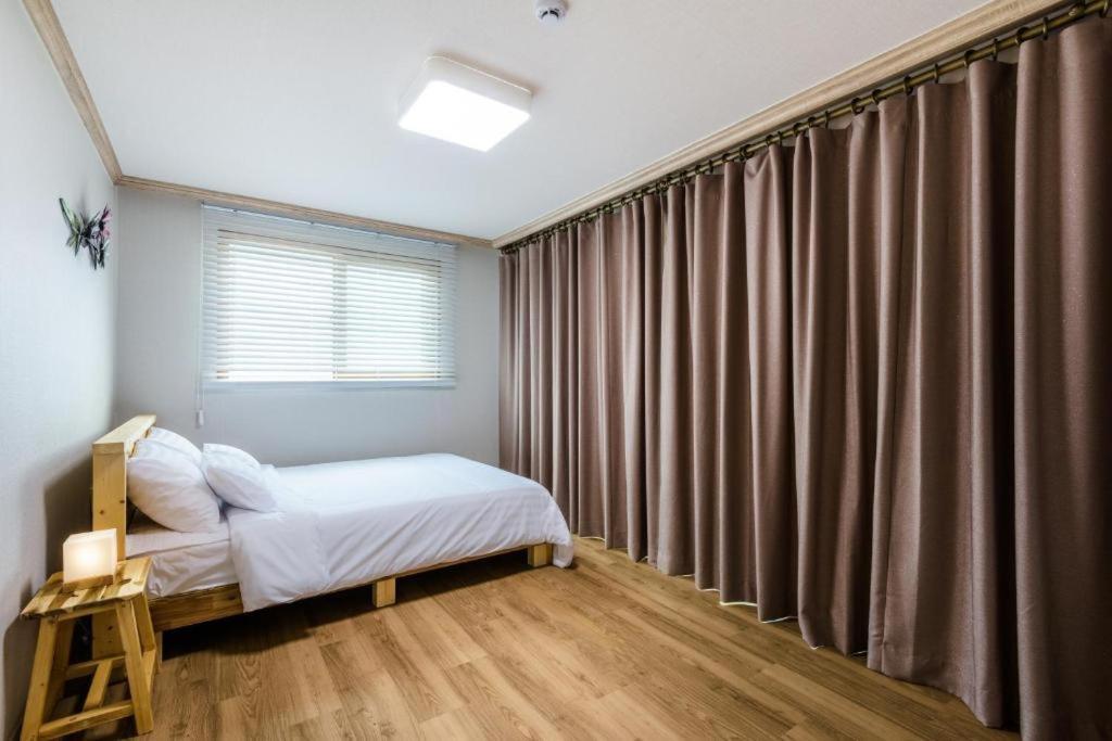 Romance Jeju Pension Екстериор снимка