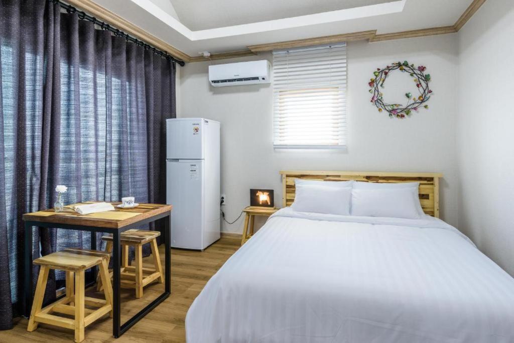 Romance Jeju Pension Екстериор снимка