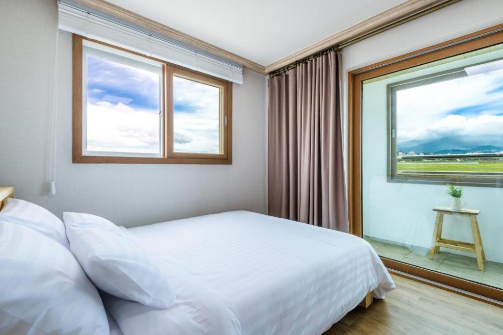 Romance Jeju Pension Екстериор снимка