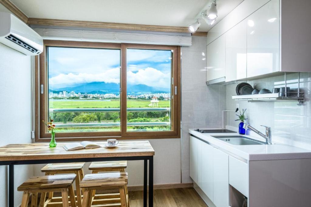 Romance Jeju Pension Екстериор снимка